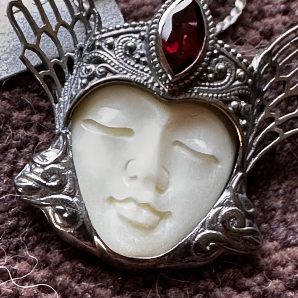 Freya Silver 925, Garnet and bone
